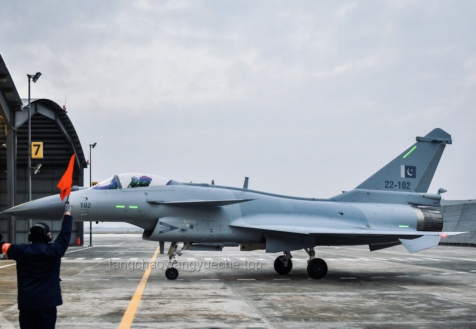 歼-10CE再出国门,见证中国航空辉煌